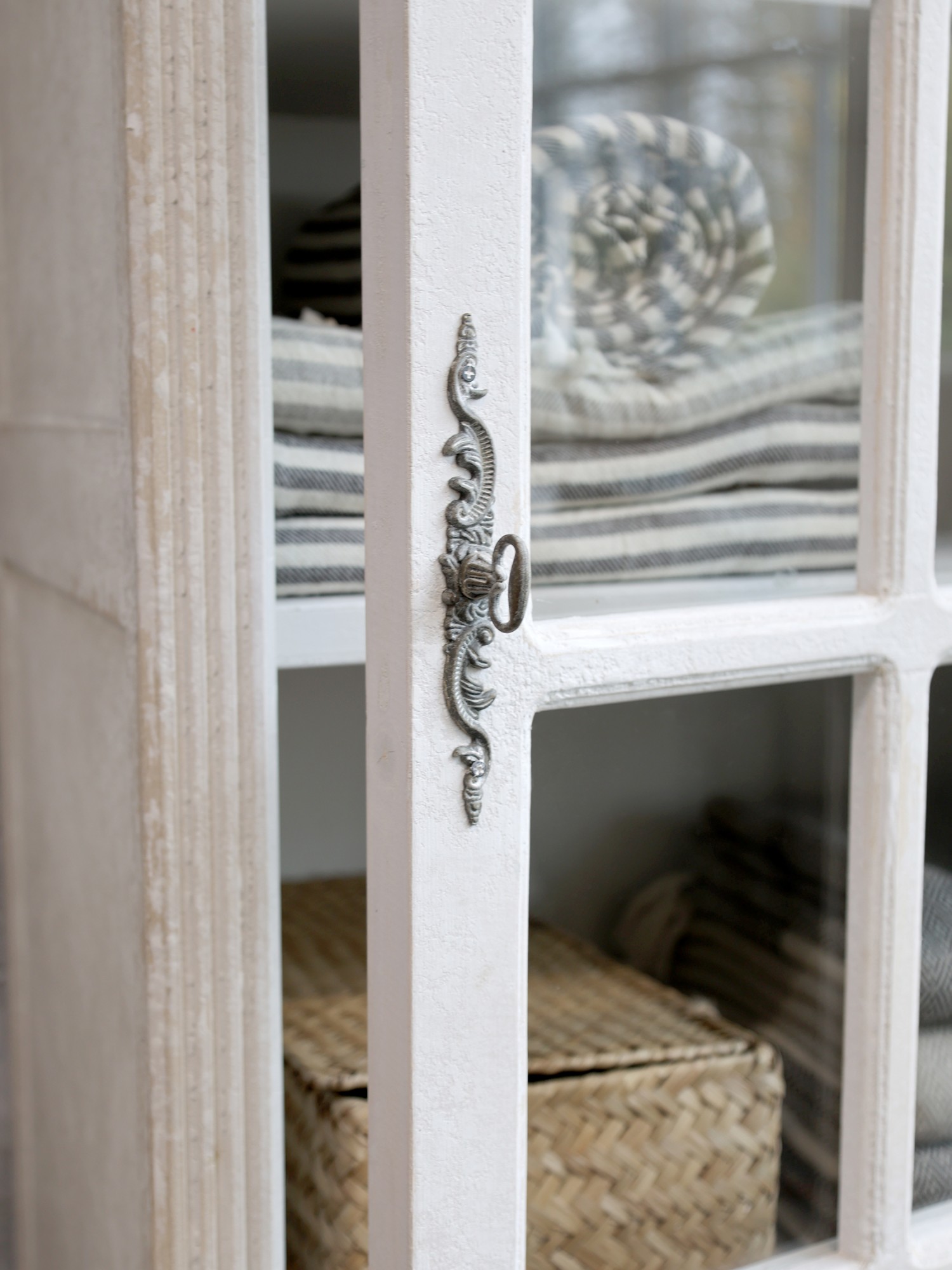 Vitrine im Shabbychic-Look aus Dänemark