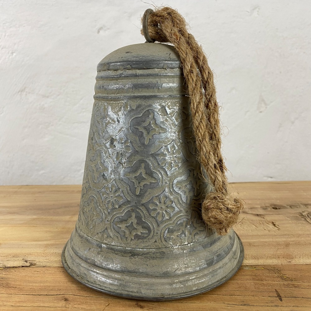 Dekoglocke mit Muster im Zinkblech mit Seil