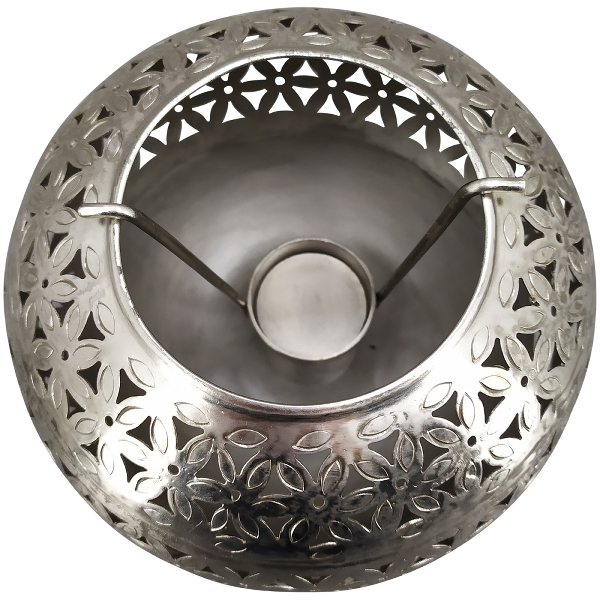 Windlicht aus Metall mit Teelichteinsatz / silberfarbend