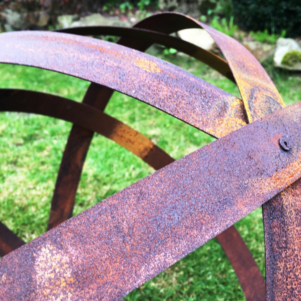 Gartenkugel aus Metallbänder