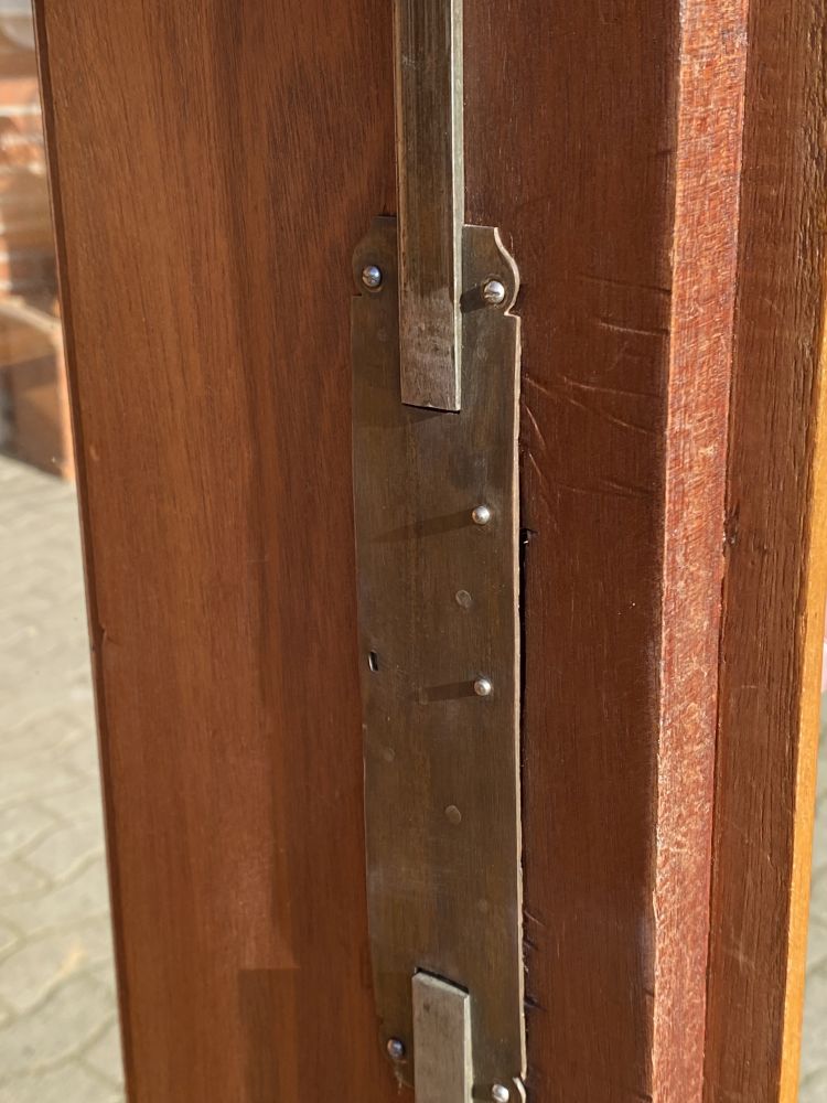 Vitrinenschrank aus Frankreich / antik / Nussbaum mit Einlegearbeiten
