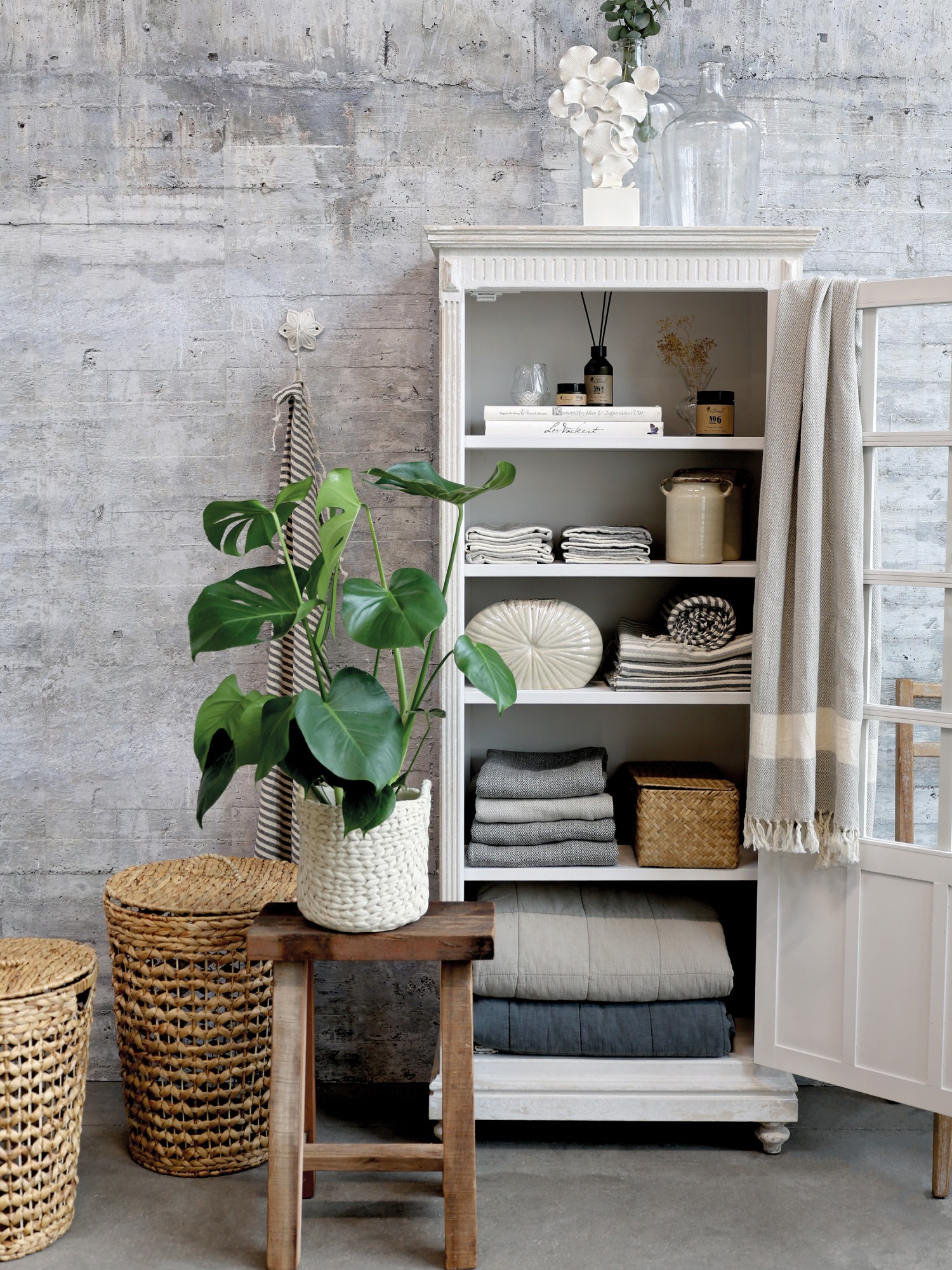 Vitrine im Shabbychic-Look aus Dänemark