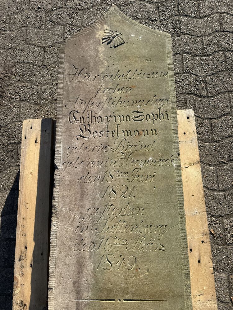 Antiker historischer Grabstein aus Sandstein um 1840/50 – außergewöhnliches Unikat