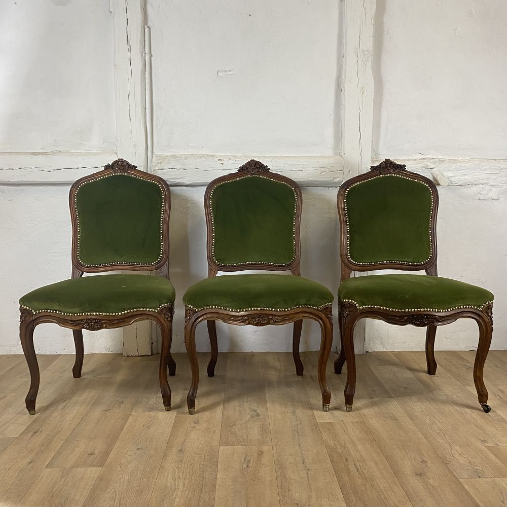 Satz mit 3 antiken Stühlen / massiv Nussbaum