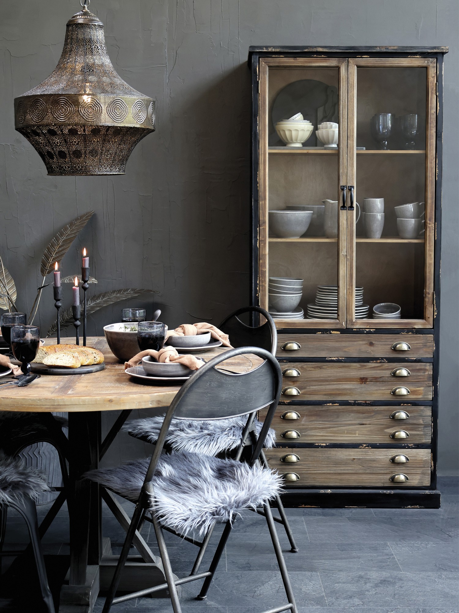 Vitrinenschrank mit 2 Glastüren und 4 Schubladen / CHIC ANTIQUE