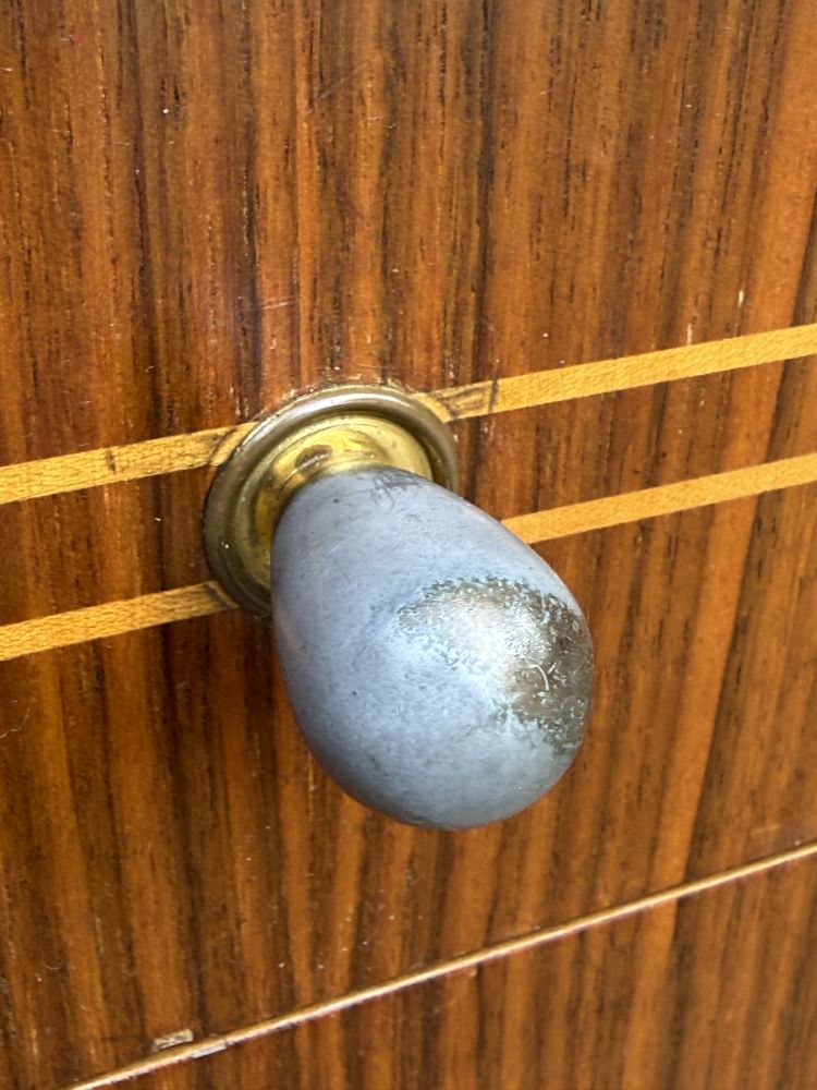 Kleine Mid-Century Kommode – Nussbaum mit Fadenintarsien – 50er/60er Jahre