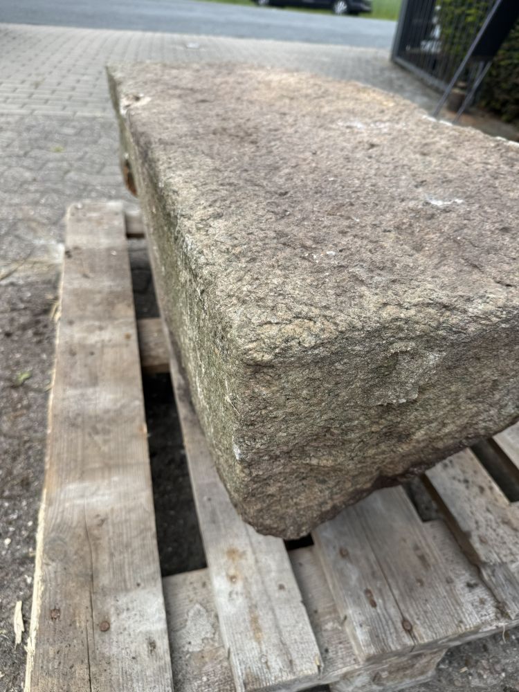 Historischer Granit-Trittstein / Eingangsstufe eines alten Bauernhauses – handbehauener Naturstein ca. 120 cm