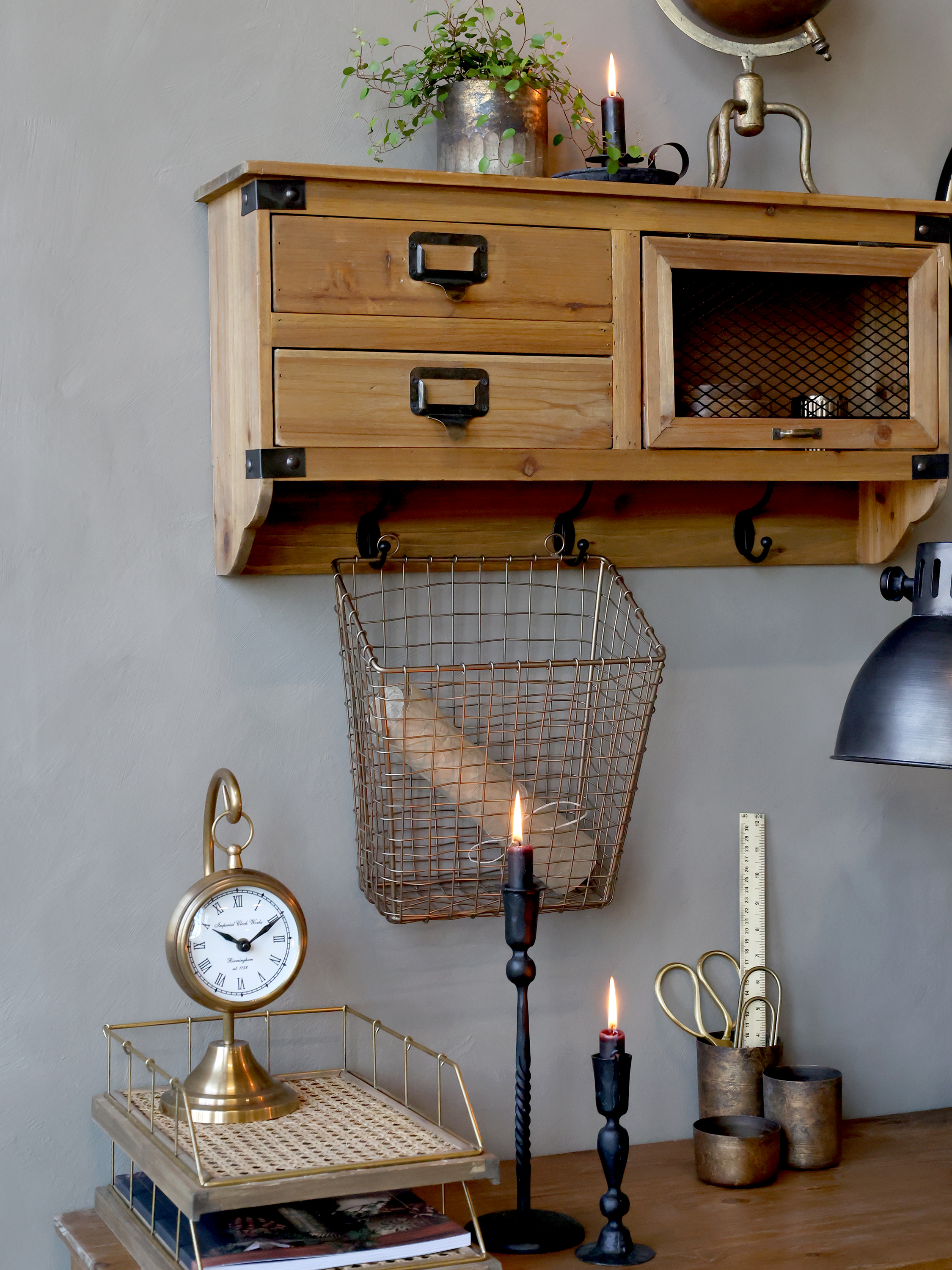 Wandregal im Landhausstil mit 2 Schubladen und 3 Haken von Chic Antique – praktische Vintage-Eleganz für dein Zuhause