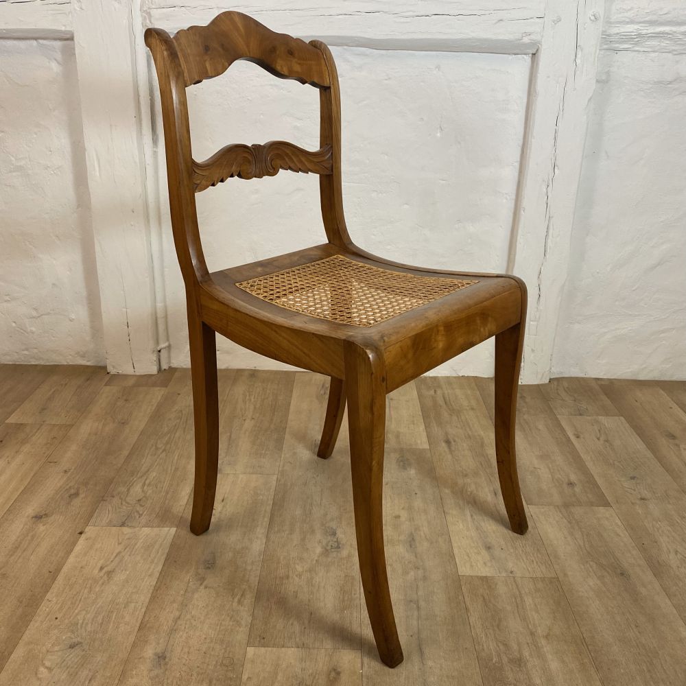 antiker Stuhl mit Sitzgeflecht um 1850