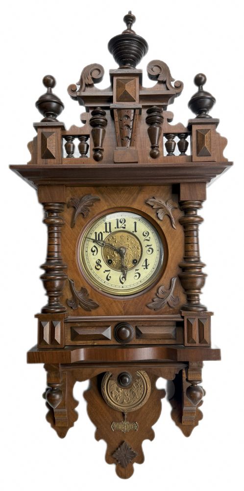 Antike Gustav Becker Wanduhr – Freischwinger um 1900 | Nussbaum & Buche