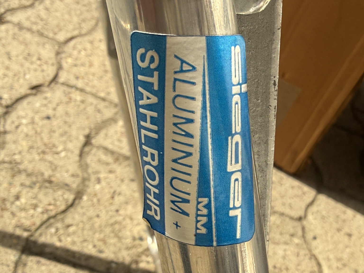Original SIEGER MM Aluminium-Klappstuhl mit Blumenbezug – 1970er Jahre – 4 Stück vorhanden – mit Originalkartons