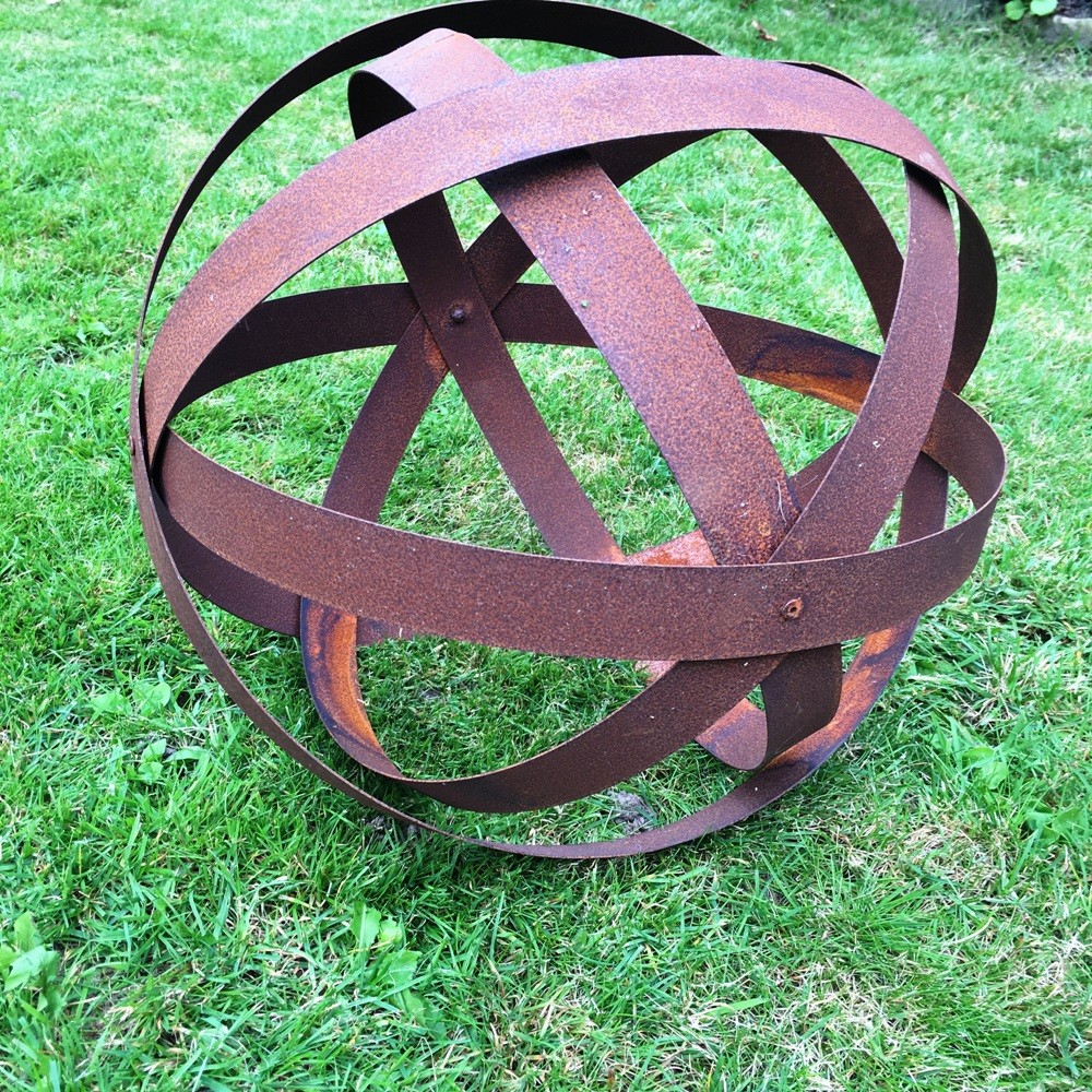 Gartenkugel aus Metallbänder