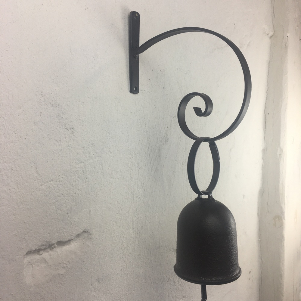 Glocke aus Eisen inkl. Wandhalterung
