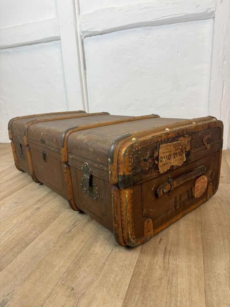 Antiker Reisekoffer um 1900 – Original mit alten Reiseschildern & Initialen „HW“