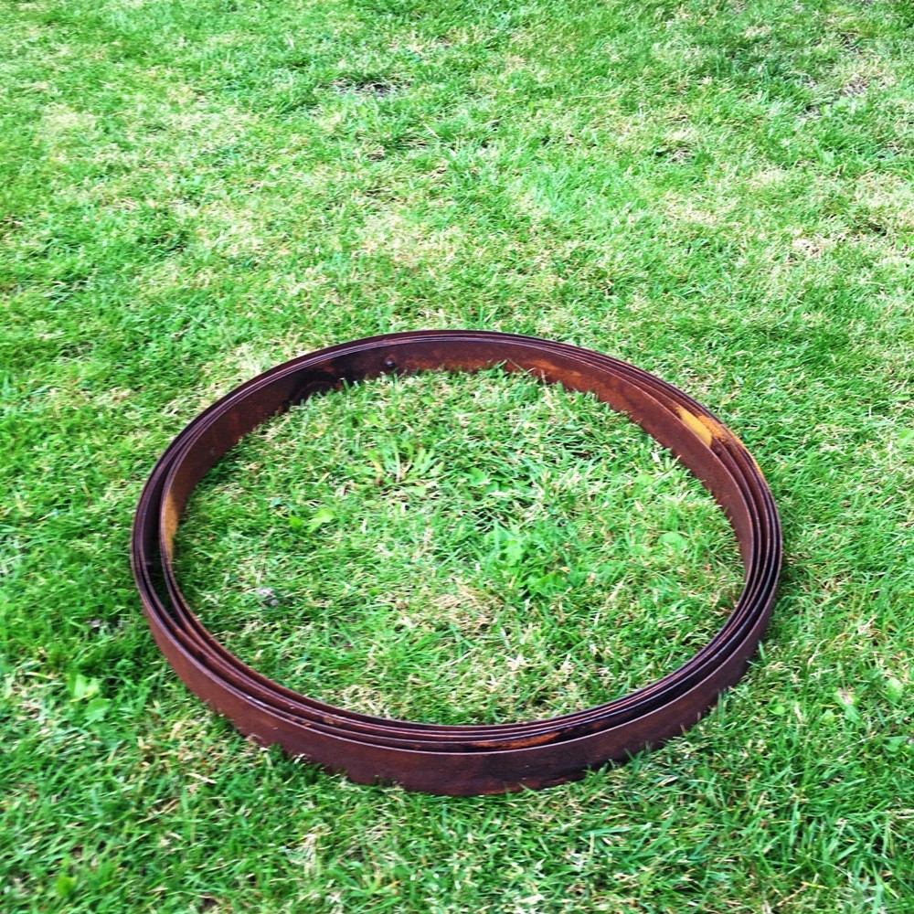 Gartenkugel aus Metallbänder