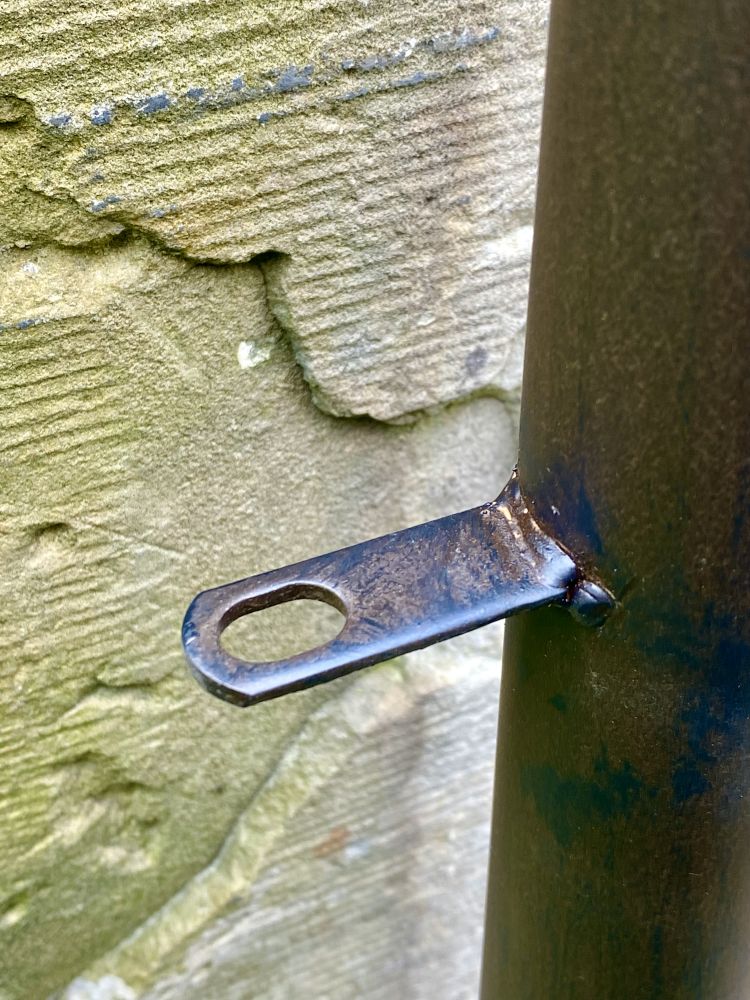Zaunpfosten / Zaunpfahl "PFOSTY" aus Metall / runde mit Spitze Vintagelook