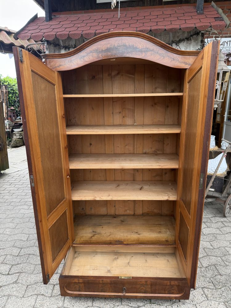 Antiker Wäscheschrank Mahagoni Louis Philippe um 1860–1870 – restauriert, 4 Böden, Schublade