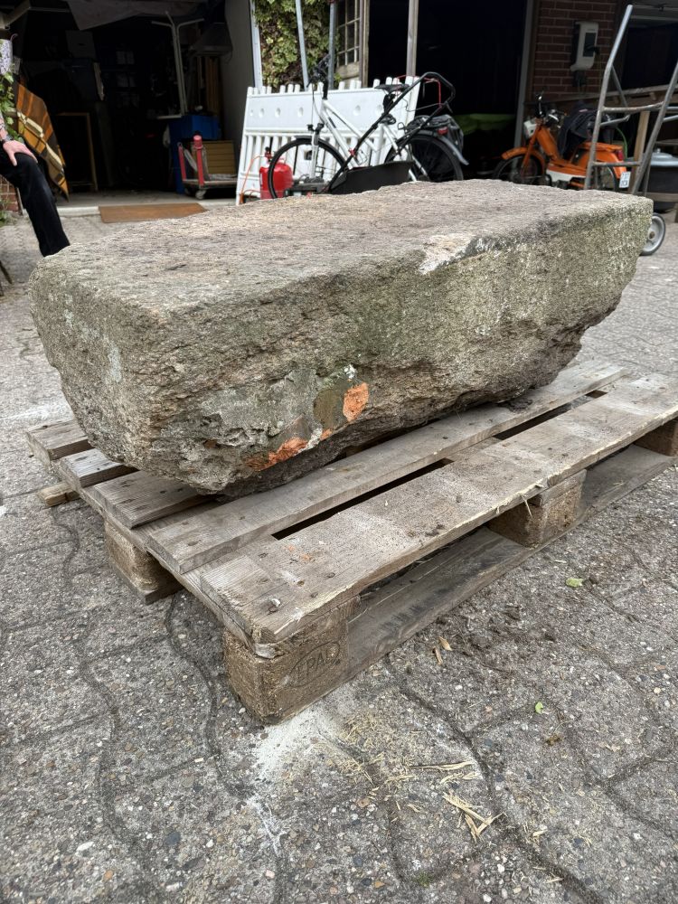 Historischer Granit-Trittstein / Eingangsstufe eines alten Bauernhauses – handbehauener Naturstein ca. 120 cm