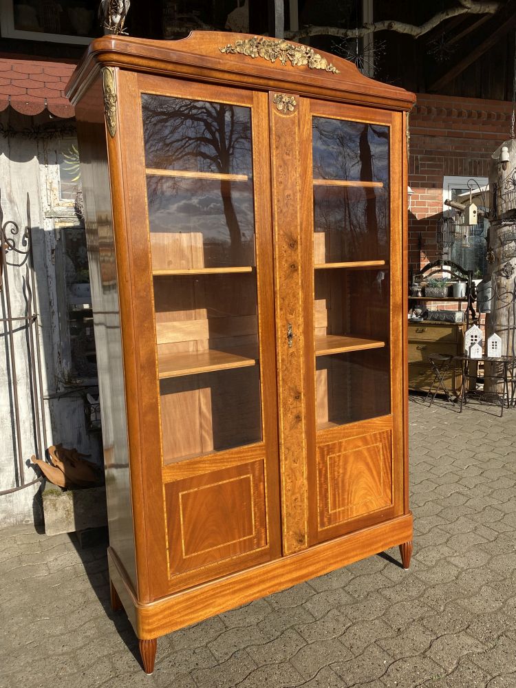 Vitrinenschrank aus Frankreich / antik / Nussbaum mit Einlegearbeiten