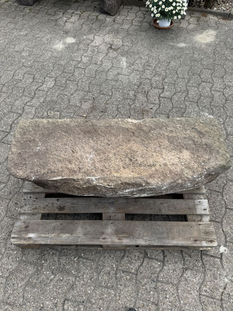 Historischer Granit-Trittstein / Eingangsstufe eines alten Bauernhauses – handbehauener Naturstein ca. 120 cm