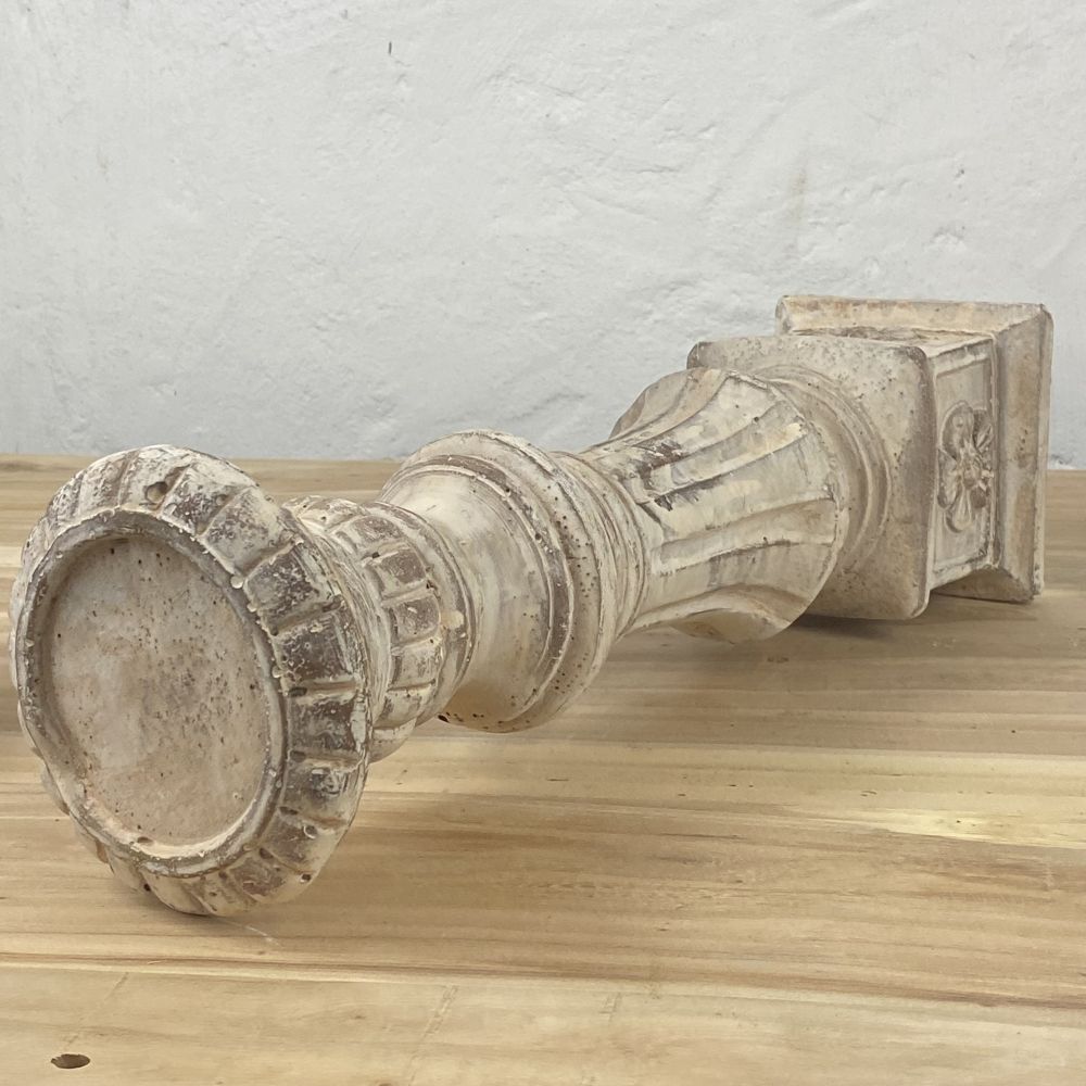Kerzenständer aus Keramik in antikweiß patiniert / 30 cm hoch