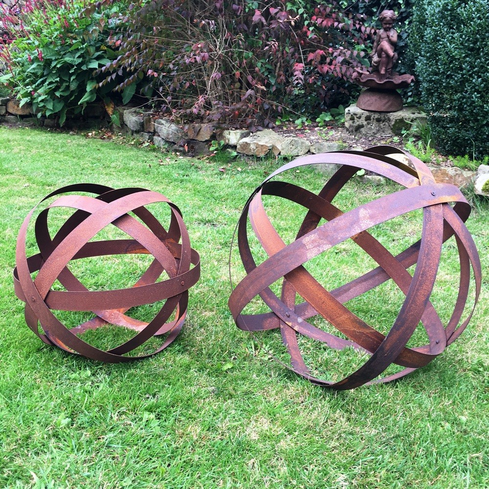 Gartenkugel aus Metallbänder