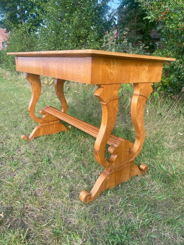 Schreibtisch / Tisch Biedermeier / antik / Eschenholz