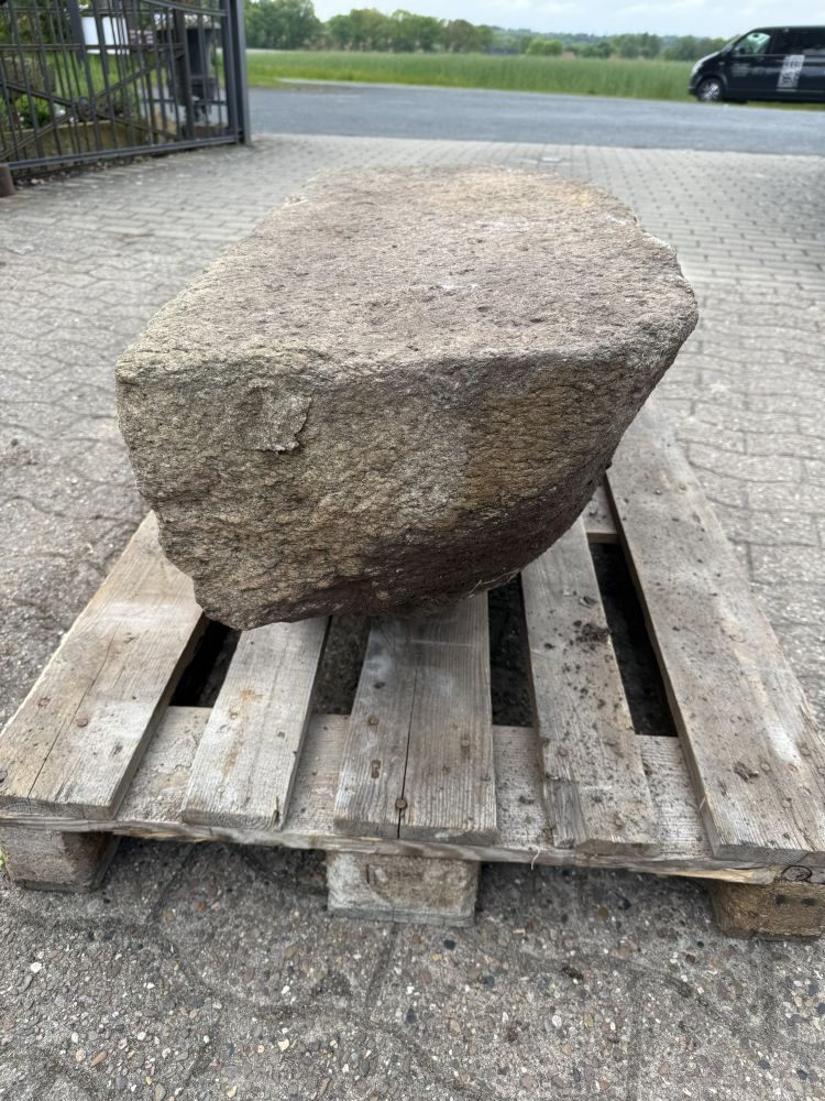 Historischer Granit-Trittstein / Eingangsstufe eines alten Bauernhauses – handbehauener Naturstein ca. 120 cm