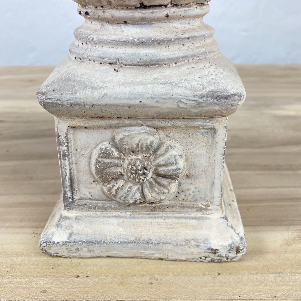 Kerzenständer aus Keramik in antikweiß patiniert / 30 cm hoch