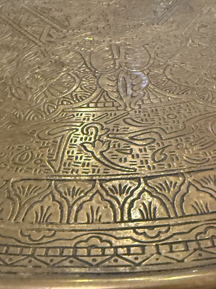 Antiker Rauchtisch „Cairo“ um 1920 – Eiche mit Messingplatte im Ägypten-Stil