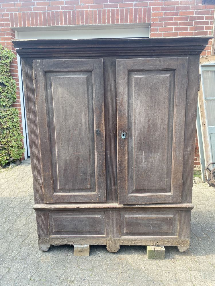 Eichenschrank / antik / unrestauriert / um 1800