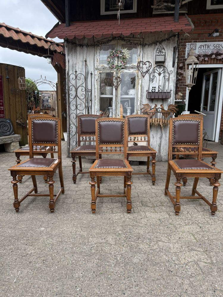7er-Satz Gründerzeit-Stühle aus Eiche mit Lederbezug – um 1890/1900