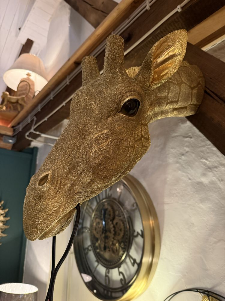 Wandleuchte „Golden Giraffe“ – Design Giraffenkopf mit Messingfassung