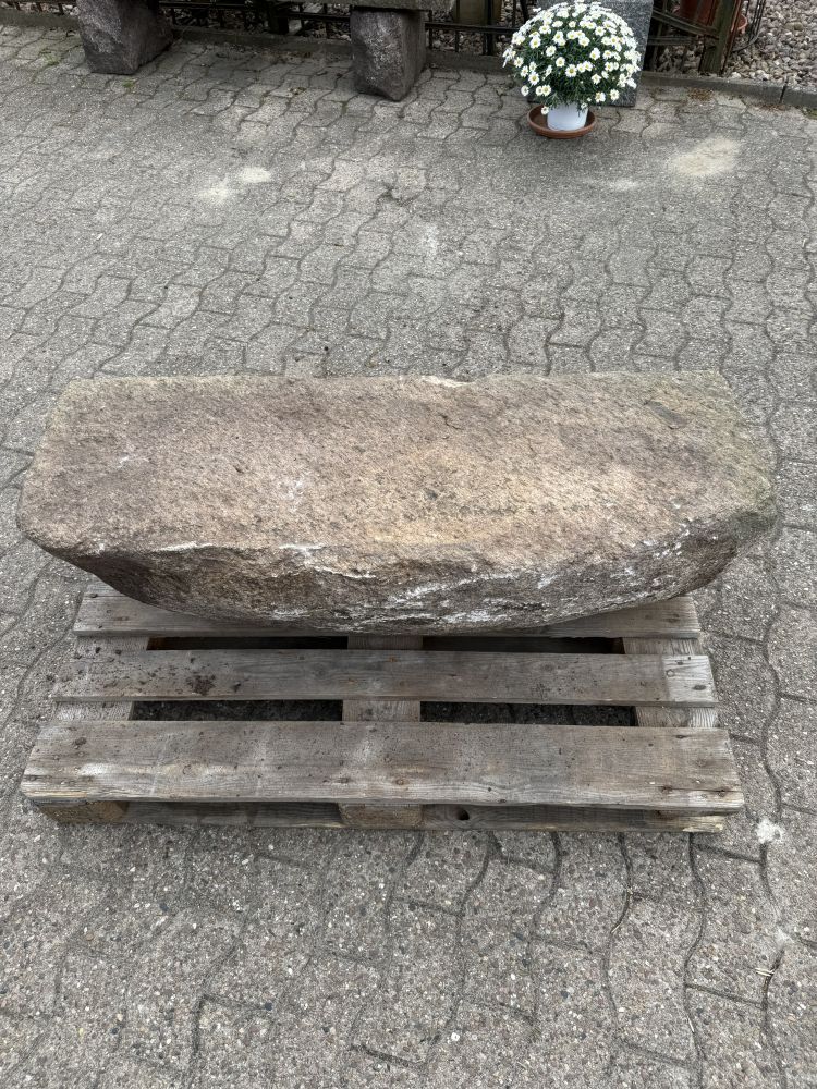 Historischer Granit-Trittstein / Eingangsstufe eines alten Bauernhauses – handbehauener Naturstein ca. 120 cm