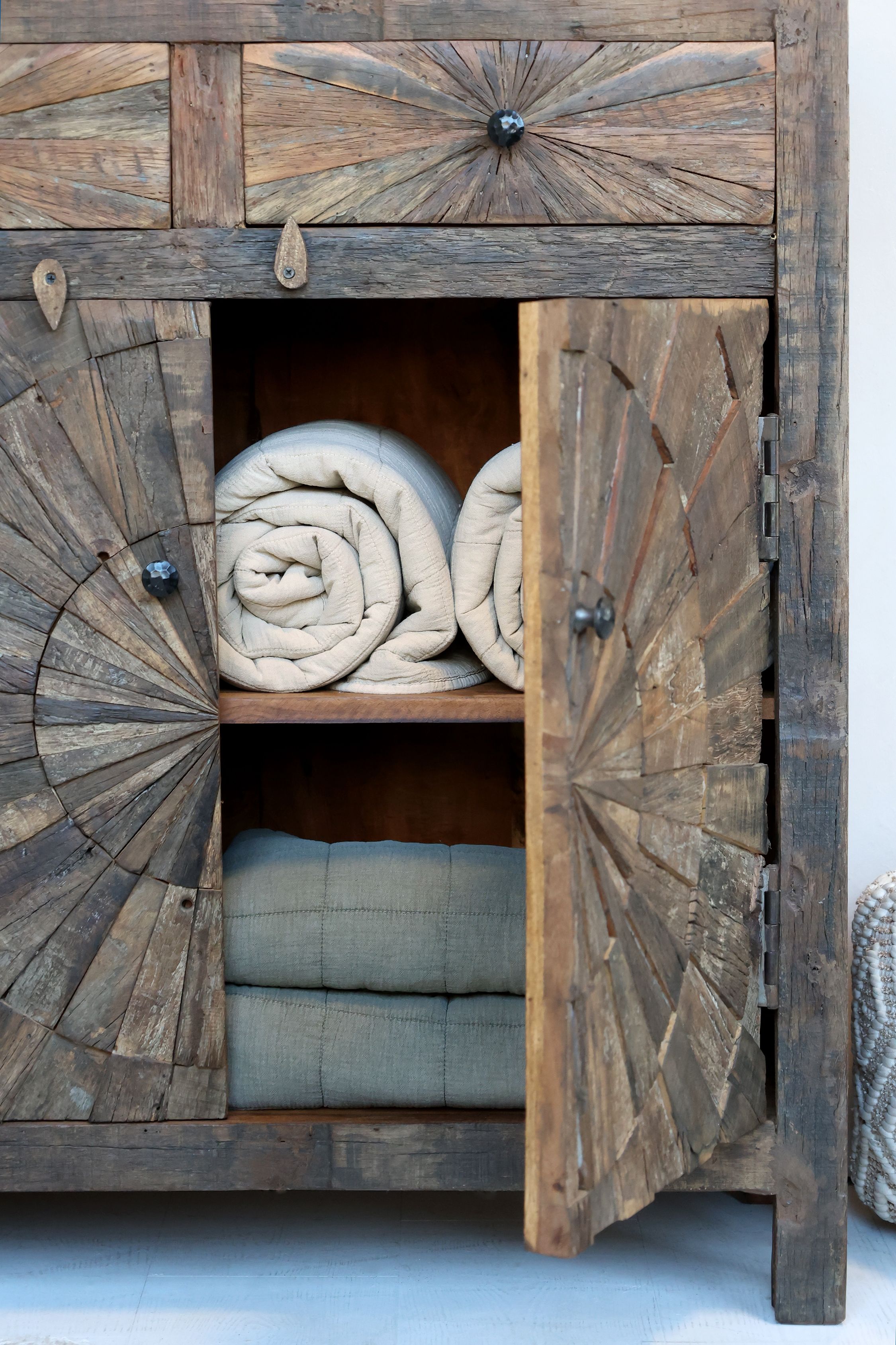 Chic Antique Grimaud Schrank mit Türen und Schubladen – Unikat aus Recyclingholz