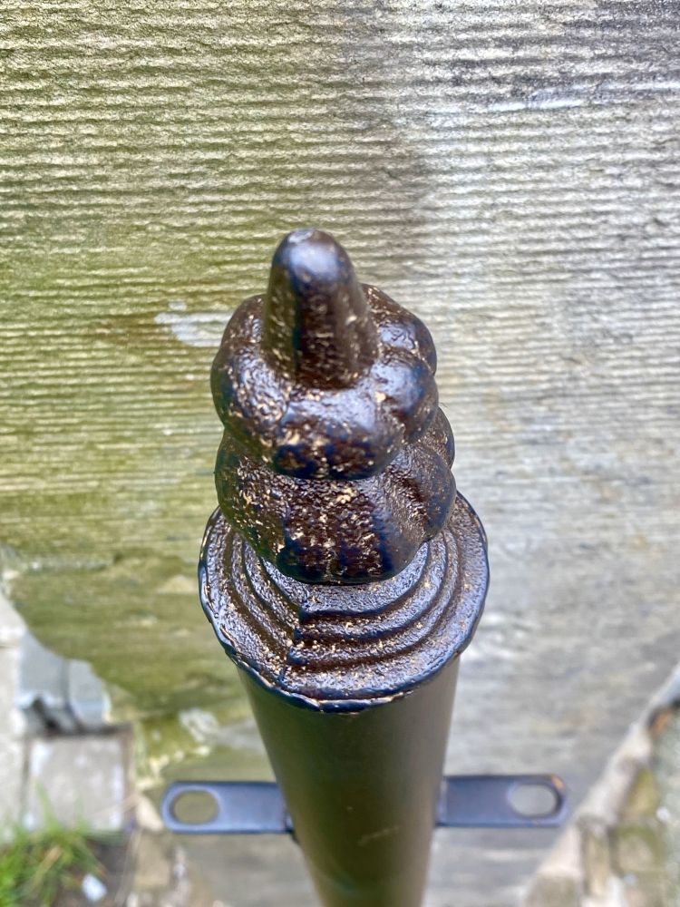 Zaunpfosten / Zaunpfahl "PFOSTY" aus Metall / runde mit Spitze Vintagelook
