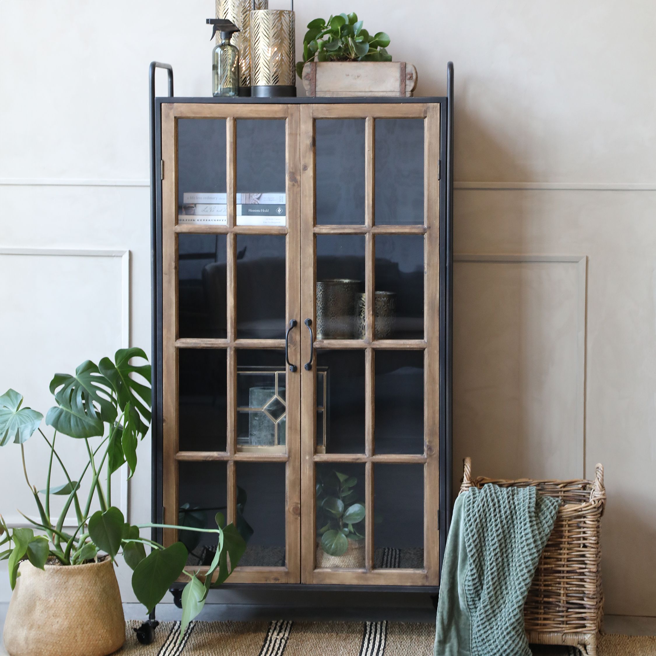 Chic Antique Vitrine auf Rollen – Industrial Vitrinenschrank mit Holz- und Glastüren