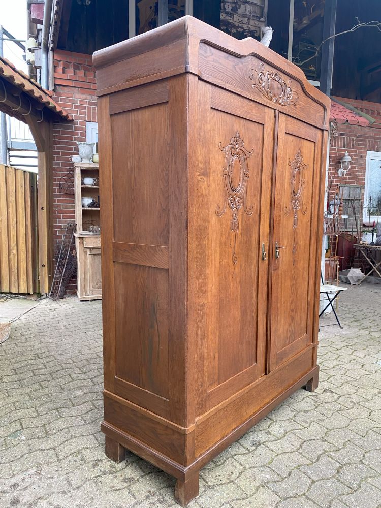 Kleiderschrank aus Eichenholz/ antik / um 1920 