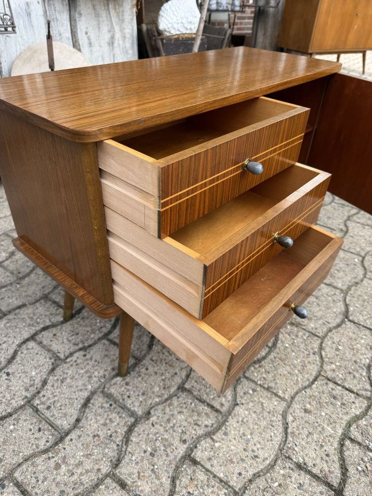 Kleine Mid-Century Kommode – Nussbaum mit Fadenintarsien – 50er/60er Jahre