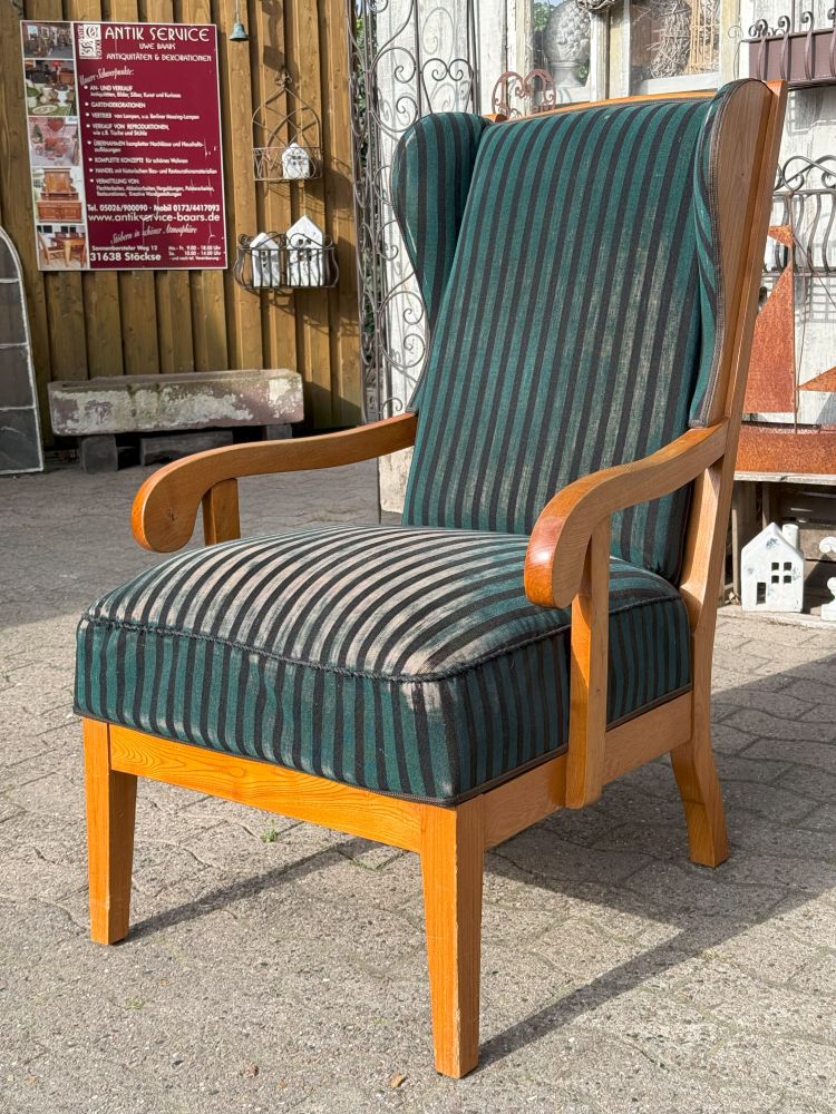 Eleganter Ohrensessel im Biedermeier-Stil