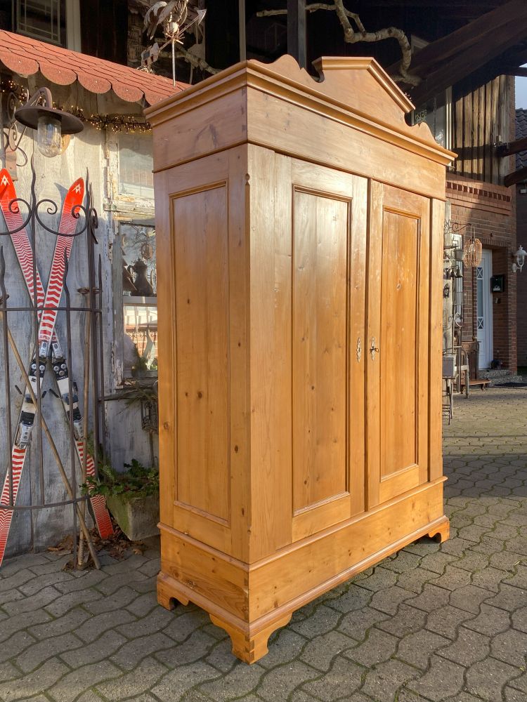 antiker Kleiderschrank um 1870 / Weichholz