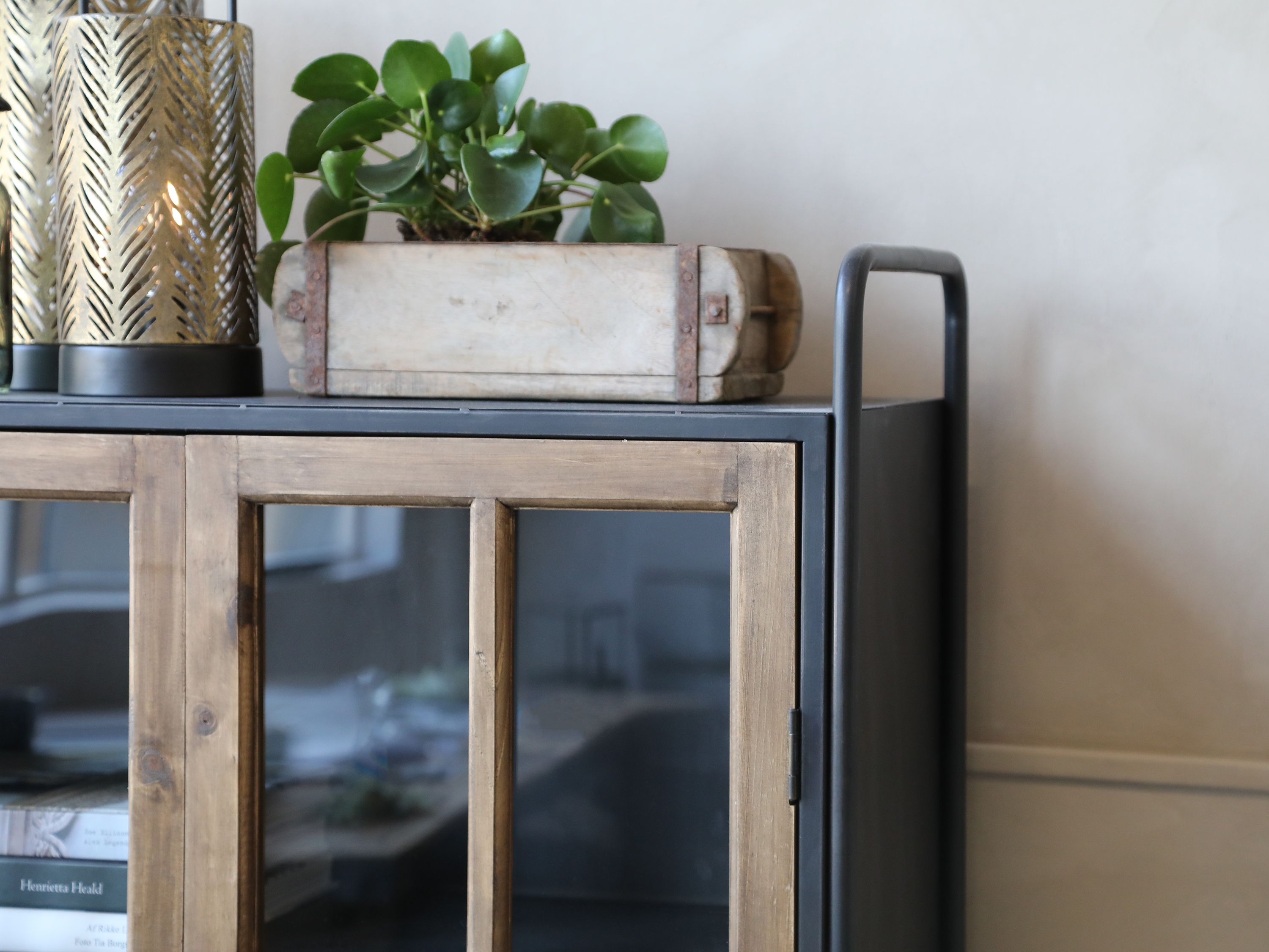 Chic Antique Vitrine auf Rollen – Industrial Vitrinenschrank mit Holz- und Glastüren