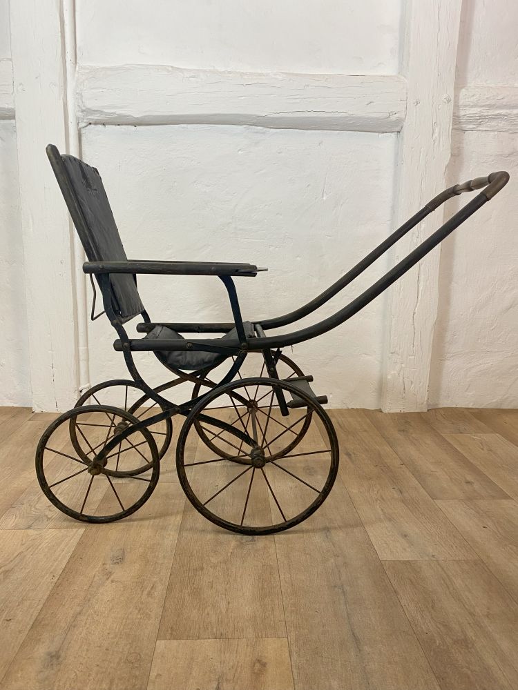 antiker Kinderwagen klappbar um 1900 / Puppenwagen