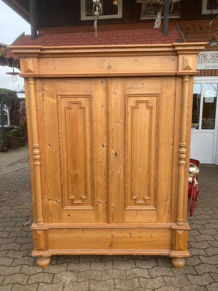 Antiker Bauernschrank „Heimatstück“ – großer Landhausschrank aus massivem Weichholz mit Säulen