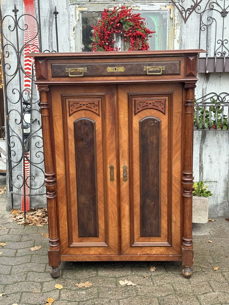 Antikes Vertiko mit Säulen um 1900 – Nussbaum & Nussbaumfurnier