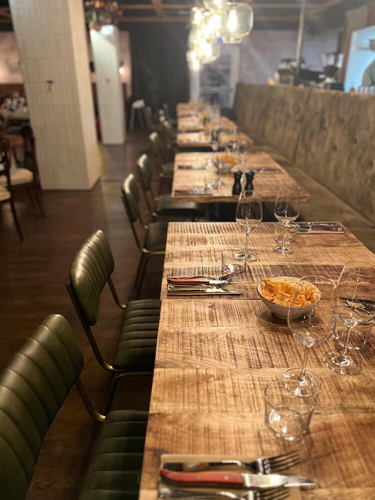 Diner Esszimmerstuhl mit gestepptem Leder – Grün / Messing