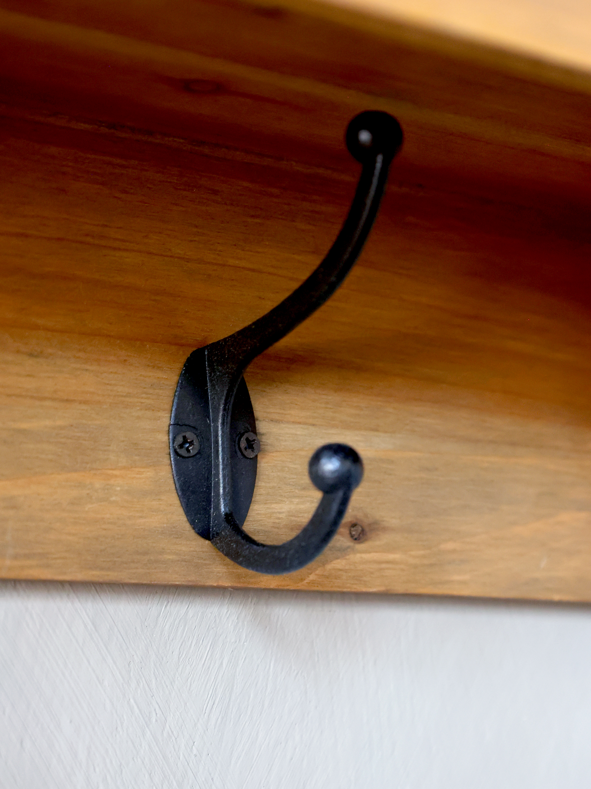 Wandregal im Landhausstil mit 2 Schubladen und 3 Haken von Chic Antique – praktische Vintage-Eleganz für dein Zuhause