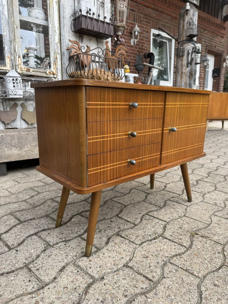 Kleine Mid-Century Kommode – Nussbaum mit Fadenintarsien – 50er/60er Jahre