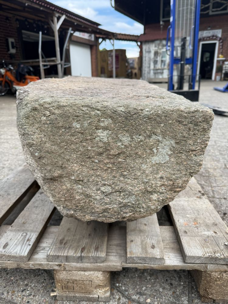 Historischer Granit-Trittstein / Eingangsstufe eines alten Bauernhauses – handbehauener Naturstein ca. 120 cm