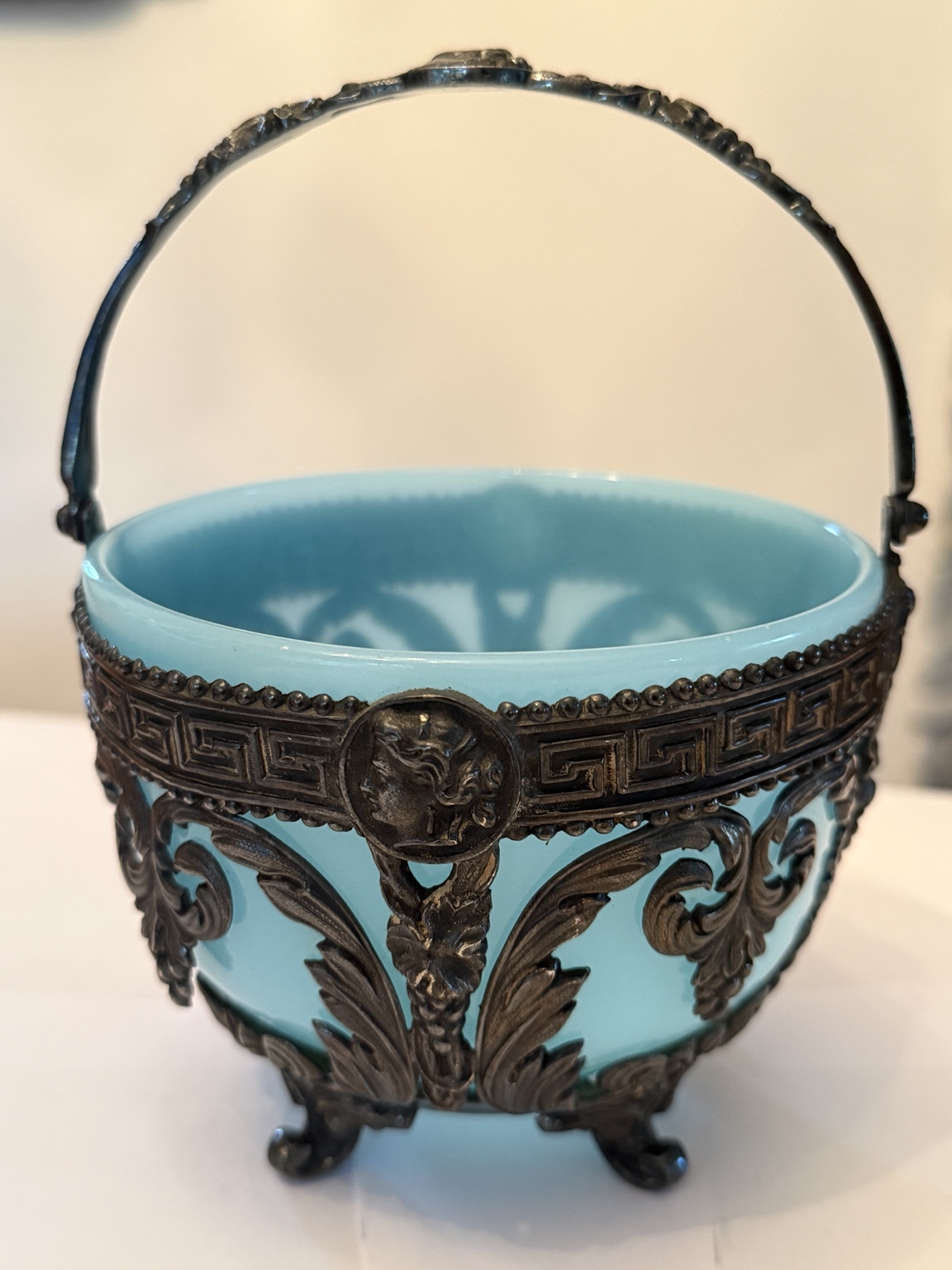 Antike Henkelschale mit blauem Glaseinsatz – Historismus um 1880–1900